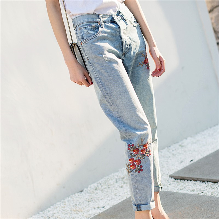 Стильные джинсы 2022-2023: новинки, тренды, модные образы — фото