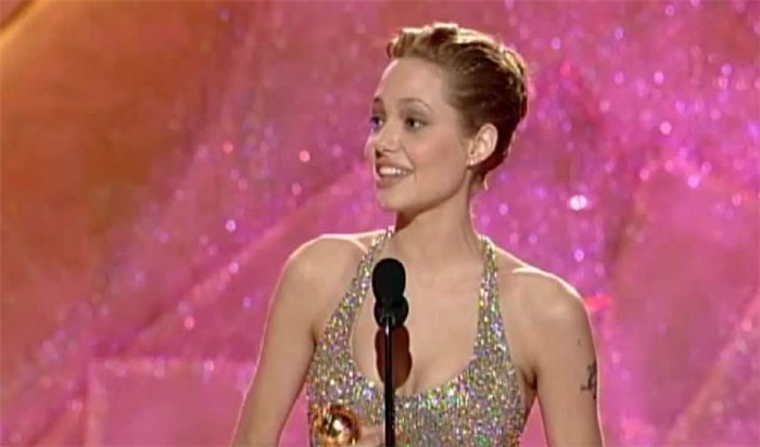 Джоли получила свой первый «Золотой глобус» в 1998 году