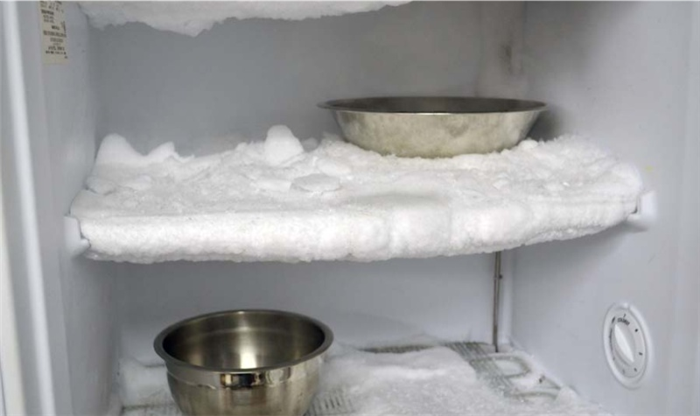 Ускоренная разморозка холодильника паром от кипятка в чашах