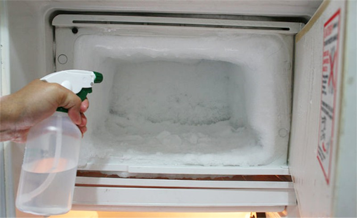 Быстрая разморозка холодильника с помощью водяного пистолета