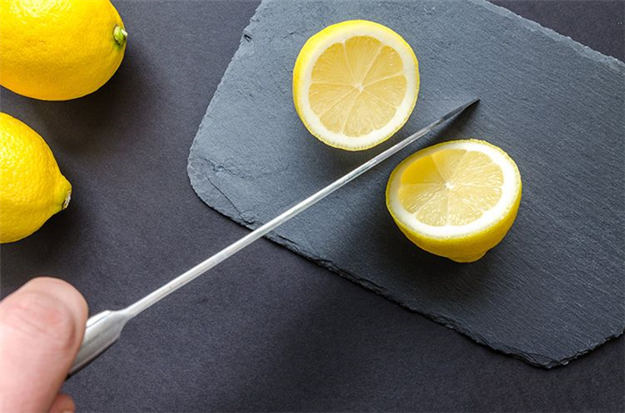 Вы можете использовать натуральный лимонный сок для очистки ножа