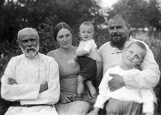 Детское фото Николая Дроздова (в центре)