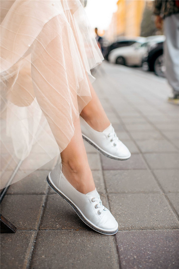 Образ с белыми кроссовками и платьем
