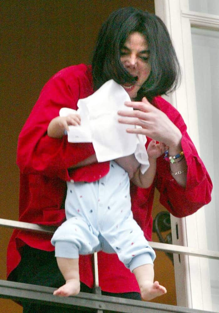 Майкл Джексон с сыном на балконе