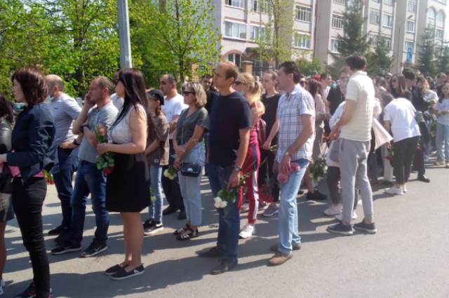 очередь на мемориал возле школы 175 в Казани