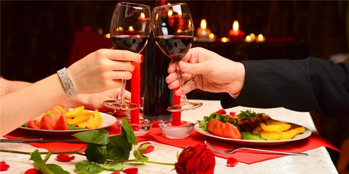 Шестую годовщину брака можно отметить вместе в ресторане